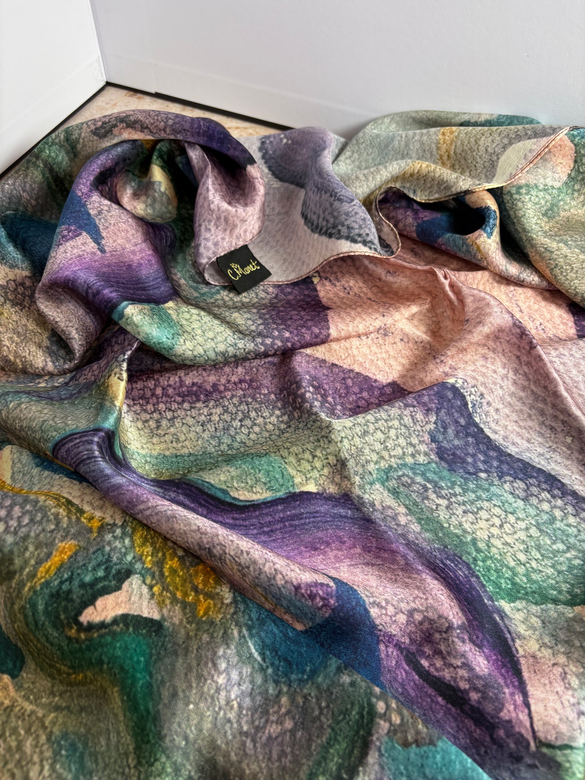 Multicolored fabric with a pattern 